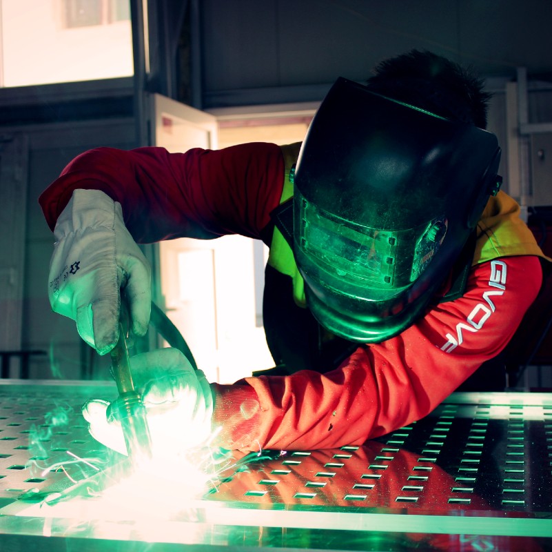 Un soudeur en pleine action