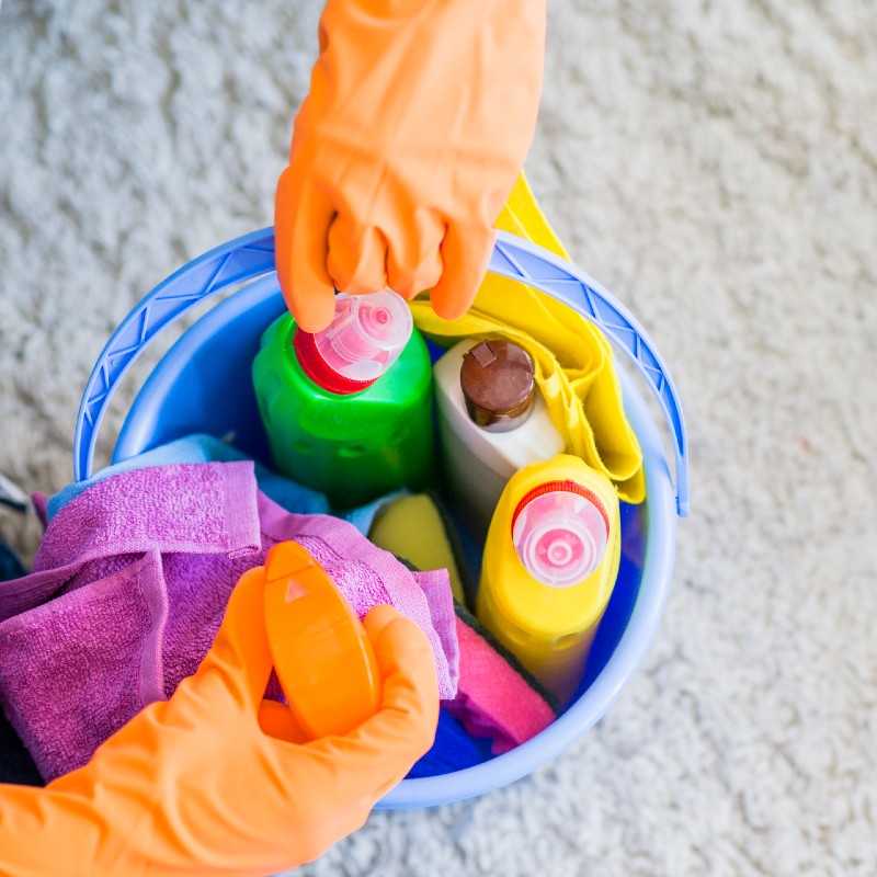 Un saut rempli de produits d'entretien