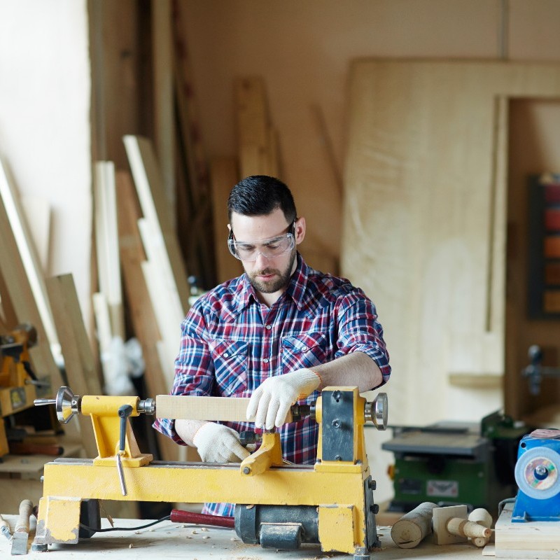 Un menuisier travaille dans son atelier