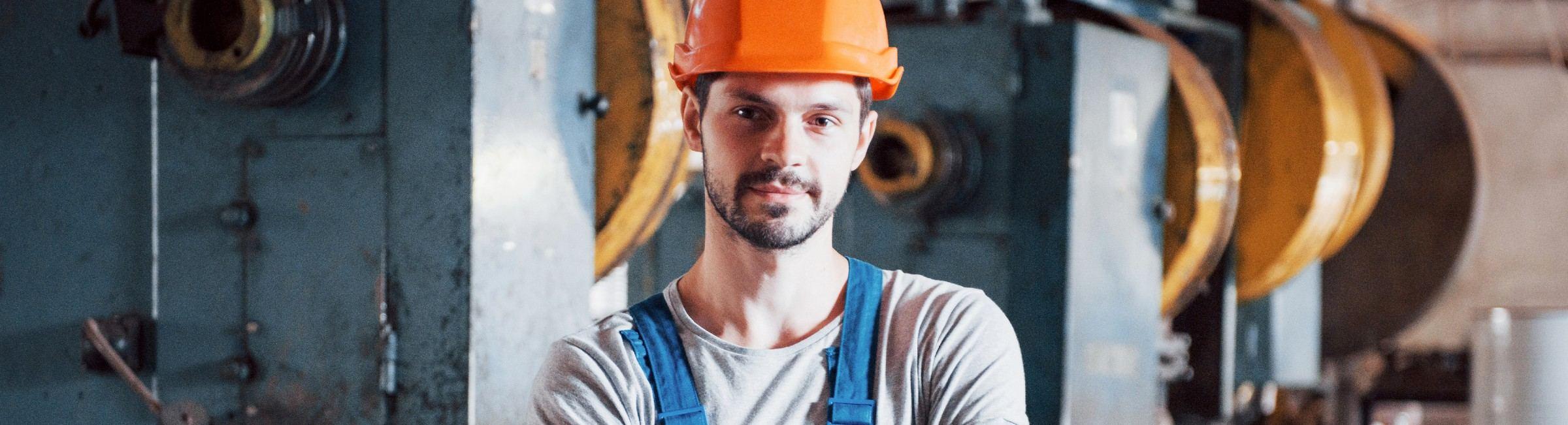 Un technicien de maintenance avec un casque orange